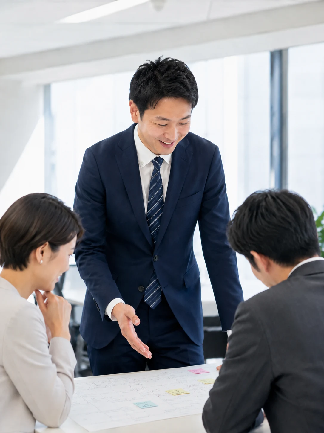 経営課題について打ち合わせるチーム
