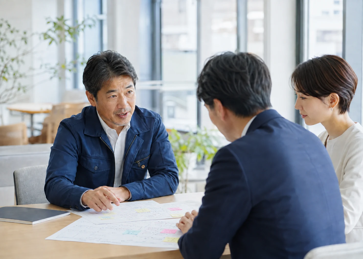 経営課題を話し合うビジネスチーム
